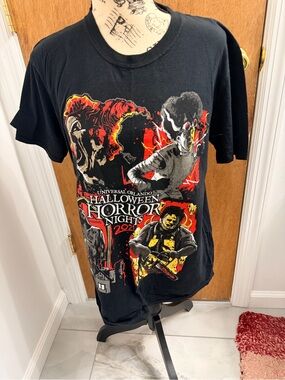 Halloween Horror Nights T Shirt 2021 
Size Medium